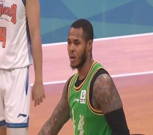 這也叫外援打了3場比賽18投3中，三分球7投0中，楊鳴又被坑慘了