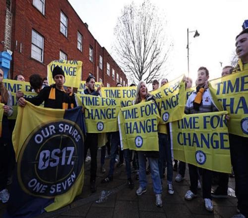 TA：自去年8月以來，熱刺球迷首次在主場外組織集會(huì)進(jìn)行抗議