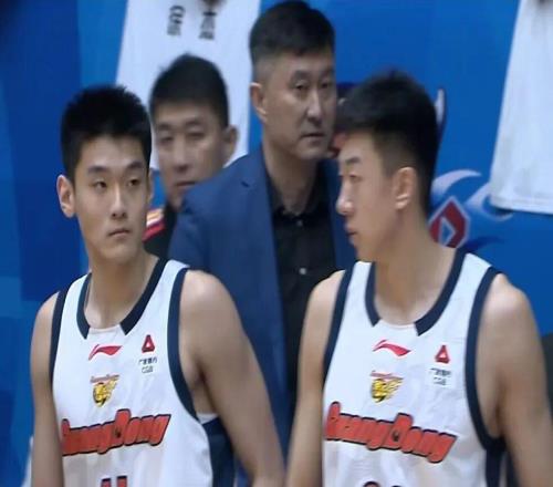 廣東男籃28分大勝，胡明軒26+4+4徹底復蘇，徐杰7分4失誤狀態(tài)低迷