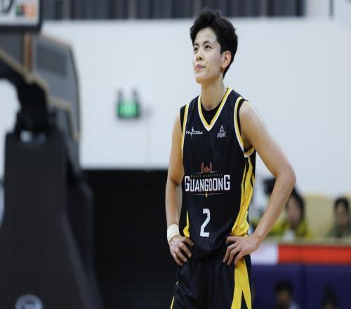 “掃武除鶴”卻三連?。V東女籃海報遇爭議：本對楊舒予頗為稱贊