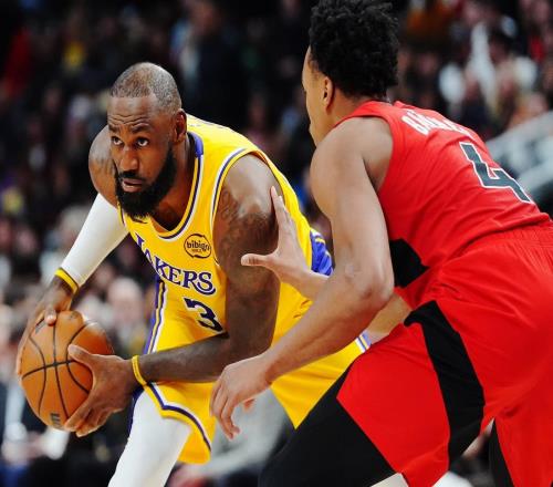 雷迪克奇招！湖人半場5554猛龍，東詹合砍31+1+6！