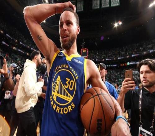 庫(kù)里22年G6奪冠球衣以245萬(wàn)美元拍賣，創(chuàng)庫(kù)里球衣成交價(jià)新高