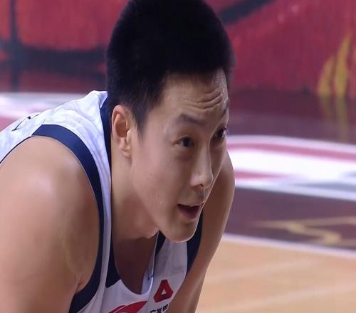 廣東28分大勝四川！胡明軒轟26分天神下凡，徐杰4失誤繼續(xù)夢(mèng)游