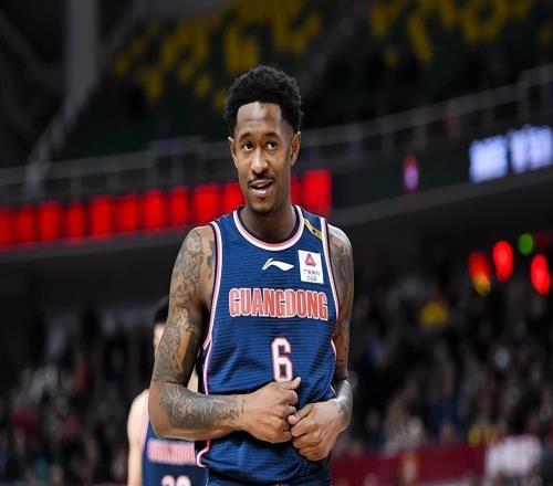 廣東千勝海報爭議！宏遠(yuǎn)功勛外援：周琦不配上去，死神帕克更適合