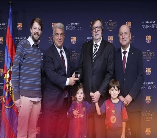 巴薩官方：拉波爾塔向滿50年會員頒授金徽章，有37位會員參加