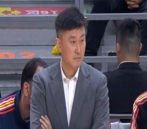 廣東男籃創歷史，慶祝海報卻引發爭議，功勛外援怒了：周琦不配！