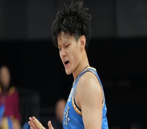 北京男籃遭打擊：曝曾凡博腰傷屬于舊傷復(fù)發(fā)多久恢復(fù)無法確定