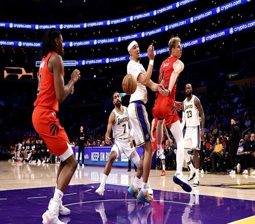 畢竟替補(bǔ)中鋒能力有限，湖人也可以試一試其他球員的場(chǎng)上效果