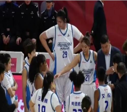 18岁2米26中锋打出巨星水平!7分46秒,12投9中轰19分10板