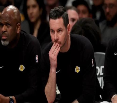 湖人3人末节摧毁比赛!雷迪克胡乱用人暂停,八村垒东契奇灾难性