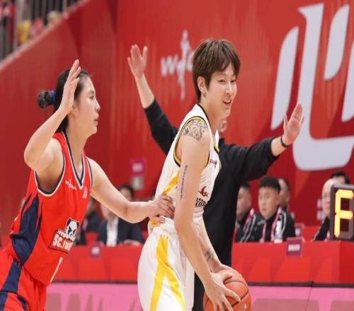 女篮一夜曝出两大冷门!全联盟第1被掀翻:张子宇6分2板惨遭弃用