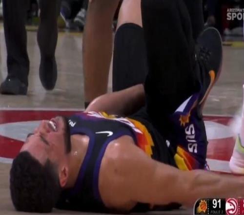 雪上加霜,布克90度崴脚伤退太阳一场伤俩主力,离场前三节就得31分