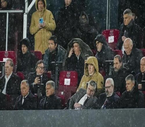 拉波爾塔：忙于巴薩工作還沒準(zhǔn)備競(jìng)選和大家一起淋雨應(yīng)該的