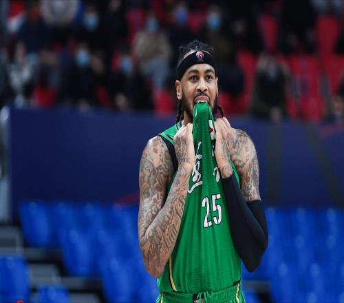 楊鳴辭職！單節4分氣走主帥，遼籃兩球員太拉胯，僅李虎翼合格