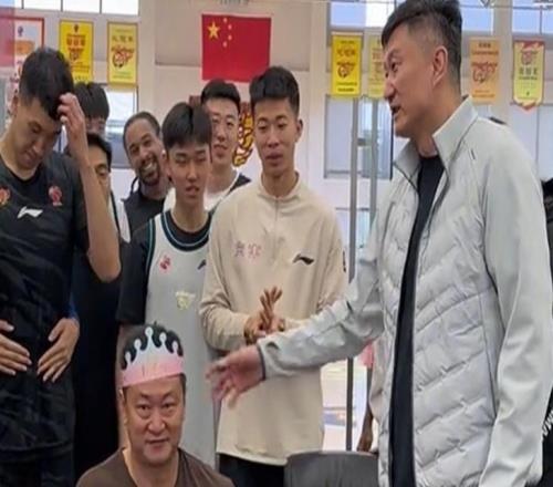 廣東為領隊慶生！杜鋒講話并獲高待遇，全員用力按蛋糕，奎因太壞