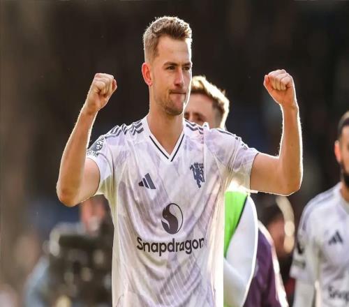 記者：德利赫特在預計復出日仍感到疼痛，曼聯決定謹慎處理