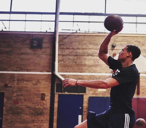 带着母亲遗愿战斗12年,交易添头成了队魂