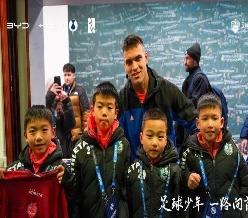比亚迪携手中国足球小将出征意大利,参观了圣西罗并观摩意甲