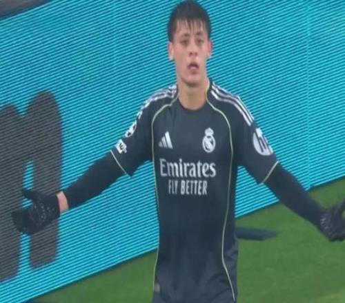 马卡:居莱尔被换下时非常愤怒,他向阿韦洛亚摊手表示不满