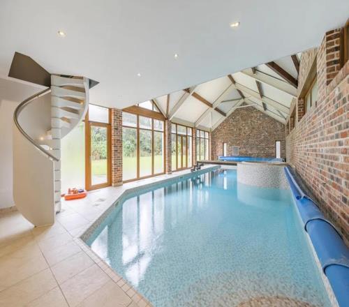 太阳报:外租佛罗伦萨前锋哈里森挂牌出售豪宅,价值350万镑