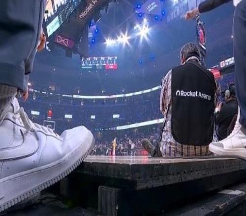 小心台阶！东契奇投篮后踩到地板边缘直接踩空崴脚