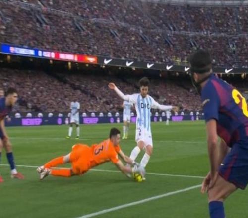 西甲裁判评议:奥维耶多门将禁区接球霍安扑救不犯规不判点