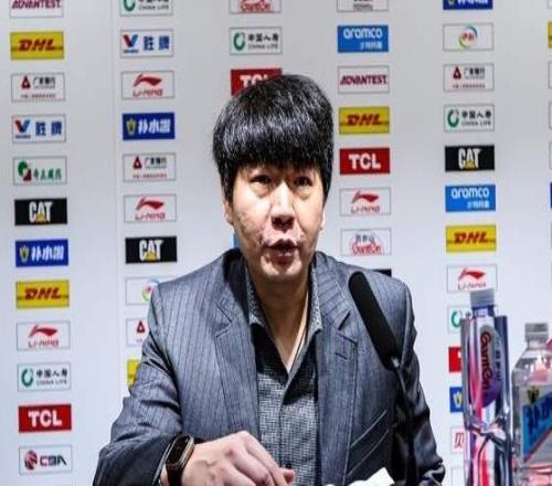 山东男篮为何不敌卫冕冠军赛后邱彪给出答案，点名表扬18岁小将