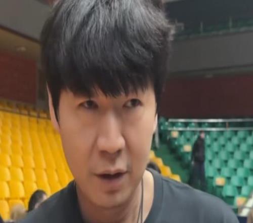 广州山东踩场！小高与艾伦叙旧+与鲍威尔PK中场三分，邱彪谈疲惫