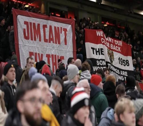 针对格雷泽和拉爵,TA:曼联球迷组织计划踢富勒姆前进行抗议