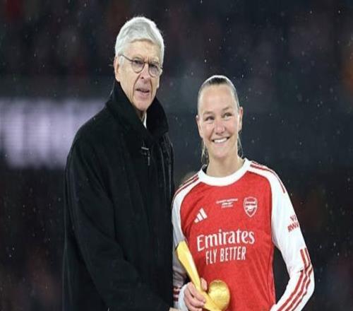 重返酋长球场,温格为阿森纳女足颁发女子冠军杯冠军及金靴奖