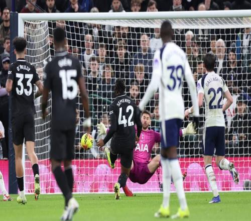 换个号虐你,塞门约是单赛季为两支球队攻破热刺球门的第三人