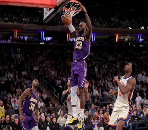 尼克斯12分大胜湖人，东契约空砍30+15+8，詹姆斯空刷4个历史第一