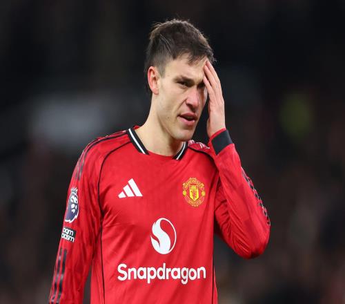 曼联6000万废铁腰今夏难逃清洗!出场就狂丢球,五任主帅都救不活