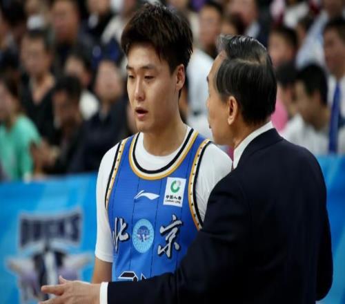 北京首钢二连败跌至第7,赵睿怒怼球迷,随后发文道歉