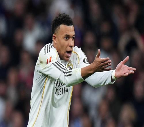 32！22！足坛一夜太刺激，两队绝杀，曼联收获连胜，曼城又丢分