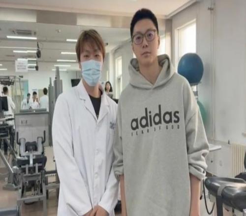 祝早日康復(fù)！胡明軒現(xiàn)身國(guó)家體育總局醫(yī)院治療膝蓋引關(guān)注