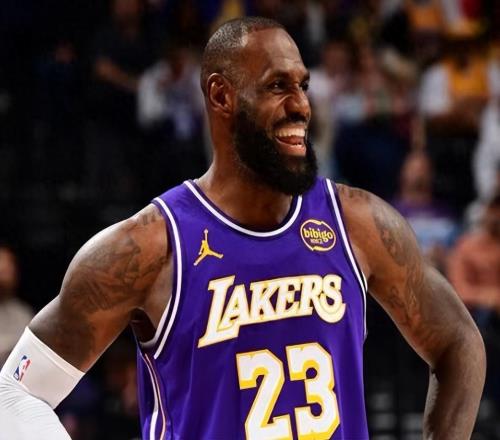 官宣！詹姆斯今夏成為完全自由球員，勇士正式加入爭奪戰(zhàn)！