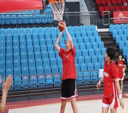 央視直播！今晚7點半，女籃壓力測試，惡斗強敵，宮魯鳴要交卷了