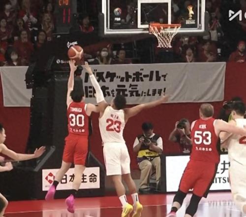 正式道歉！國(guó)際籃聯(lián)認(rèn)錯(cuò)，縱容裁判吹黑哨，日媒承認(rèn)吹罰不公正