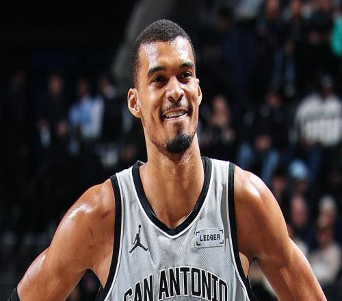 官方：坎寧安和文班亞馬分別當(dāng)選2月東西部最佳球員