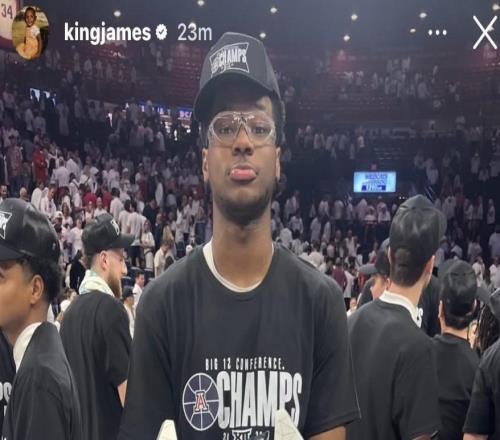 一場(chǎng)沒打，詹姆斯社媒曬布萊斯奪冠捧杯照：啊耶耶耶！??！