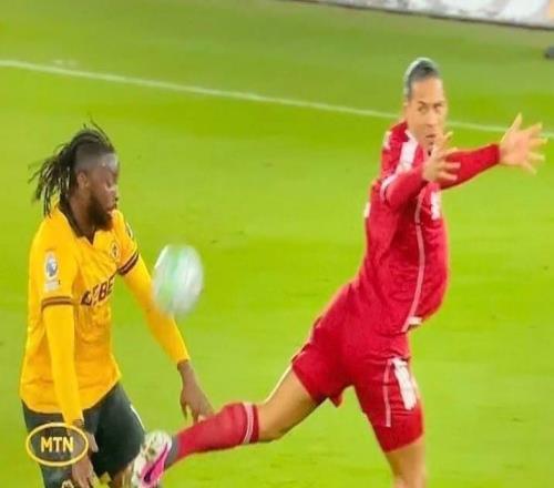 阿羅科達雷撞開范戴克送助攻，杰拉德：我不認為那是一次犯規(guī)