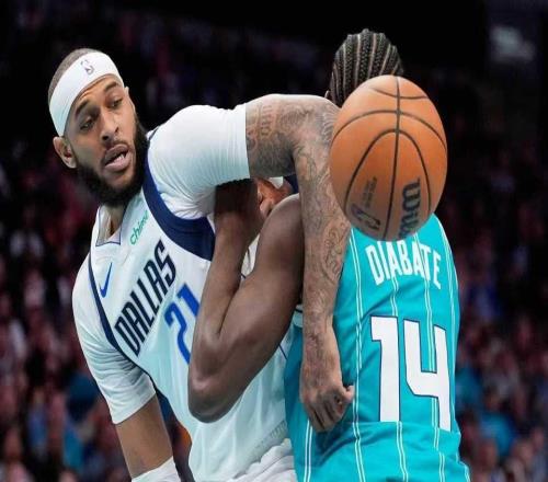 18戰(zhàn)15勝！黃蜂8人上雙大勝獨(dú)行俠升東部第九三球15+5+9+5