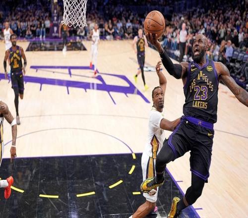 兩分球全中，詹姆斯12投8中拿下21分7板7助，正負(fù)值+3