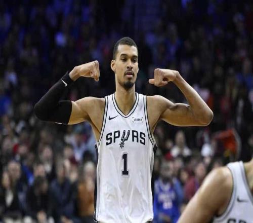 最多領(lǐng)先49分！馬刺8人上雙狂勝76人文班10+8+6帽馬克西21+8