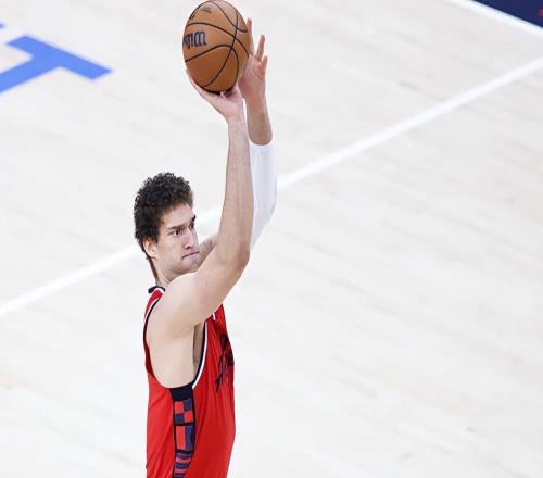 明顯無法勝任先發(fā)的位置，快船對于內(nèi)線老將的要求實在是太高了