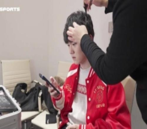 TES发布JackeyLove一日店长VLOG：跟着杰克体验李宁现场的热情吧