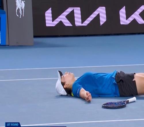 23岁的白卓璇澳网正赛首胜45岁的大威燃尽了