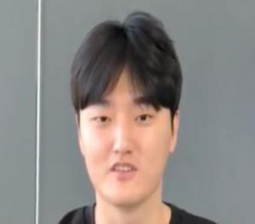 T1粉丝热议Peyz签了三年：三星不要的东西在我们这签三年噢