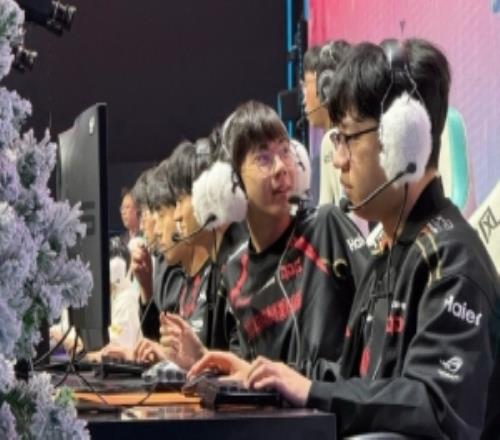 JDG分享一月战队返图：Hello今年第一集幸福是无数个瞬间的总和